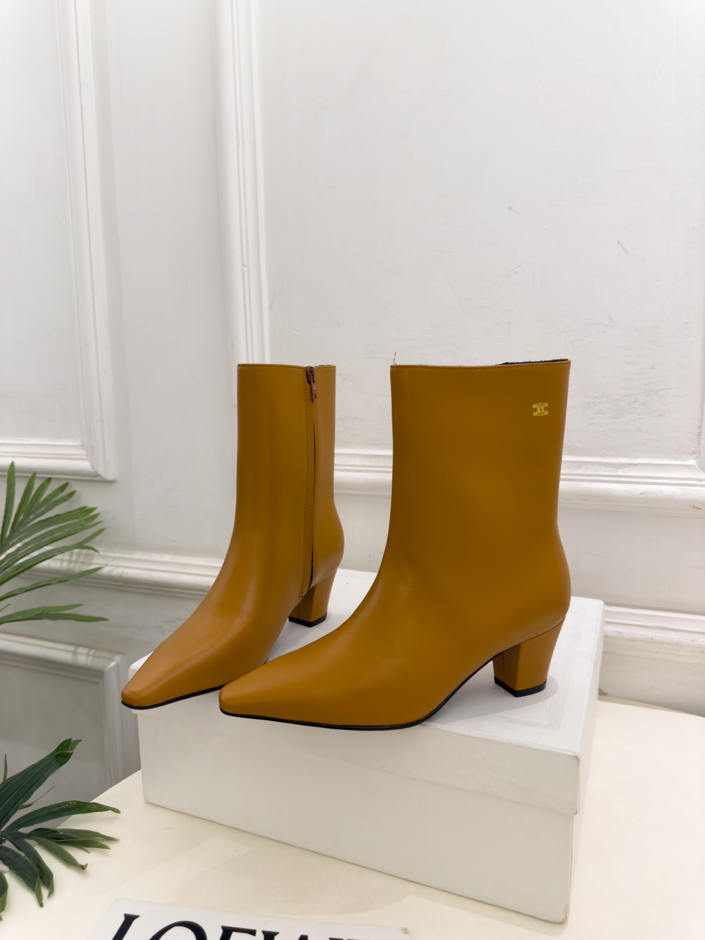 CELINE | 赛琳 26𝐬𝐬 💛2026秋冬新品 凯旋门小方头粗跟短靴 上新! 🔜BS 这一季的赛琳真的是开了 CELINE | 赛琳 26𝐬𝐬 💛2026秋冬新品 凯旋门小方头粗跟短靴 上新! 🔜BS 这一季的赛琳真的是开了
