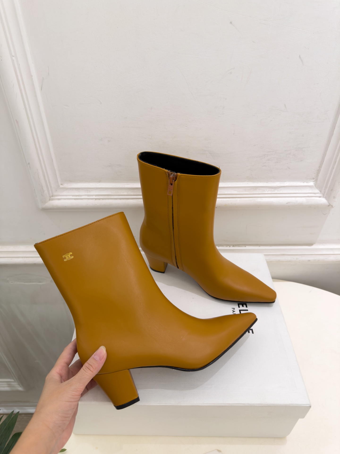 CELINE | 赛琳 26𝐬𝐬 💛2026秋冬新品 凯旋门小方头粗跟短靴 上新! 🔜BS 这一季的赛琳真的是开了 CELINE | 赛琳 26𝐬𝐬 💛2026秋冬新品 凯旋门小方头粗跟短靴 上新! 🔜BS 这一季的赛琳真的是开了
