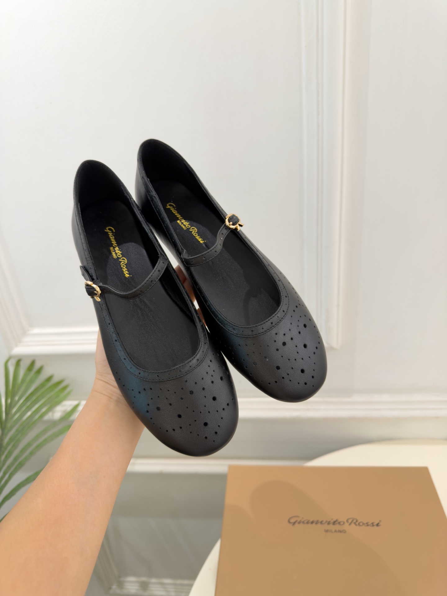Gianvito Rossi|吉安维托·罗西 26𝐬𝐬 2026秋冬新品 GR雕花玛丽珍芭蕾舞鞋 火爆上新! 这鞋绝对 Gianvito Rossi|吉安维托·罗西 26𝐬𝐬 2026秋冬新品 GR雕花玛丽珍芭蕾舞鞋 火爆上新! 这鞋绝对
