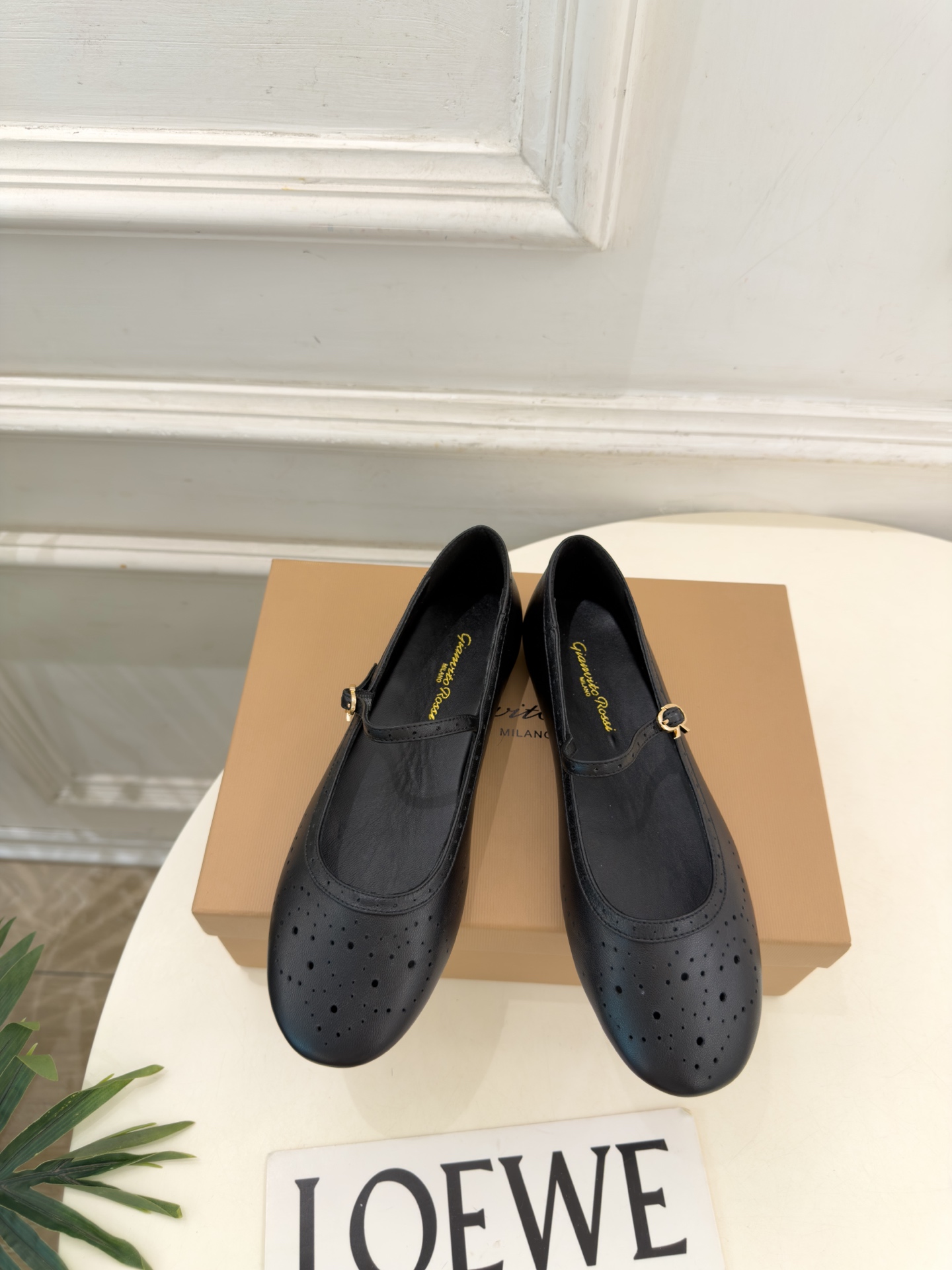 Gianvito Rossi|吉安维托·罗西 26𝐬𝐬 2026秋冬新品 GR雕花玛丽珍芭蕾舞鞋 火爆上新! 这鞋绝对 Gianvito Rossi|吉安维托·罗西 26𝐬𝐬 2026秋冬新品 GR雕花玛丽珍芭蕾舞鞋 火爆上新! 这鞋绝对