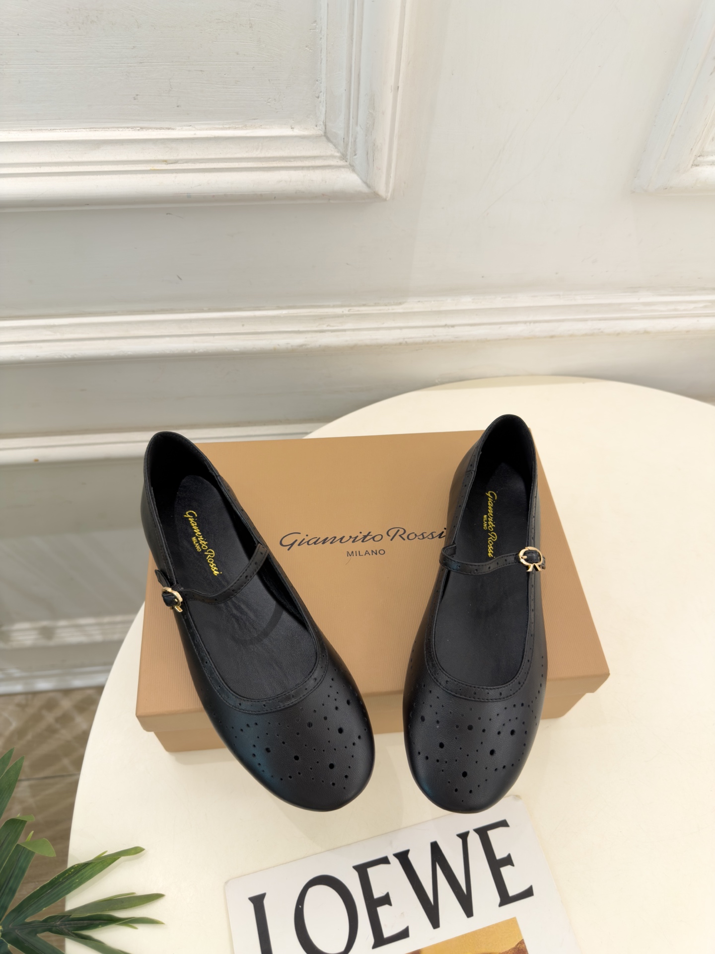 Gianvito Rossi|吉安维托·罗西 26𝐬𝐬 2026秋冬新品 GR雕花玛丽珍芭蕾舞鞋 火爆上新! 这鞋绝对 Gianvito Rossi|吉安维托·罗西 26𝐬𝐬 2026秋冬新品 GR雕花玛丽珍芭蕾舞鞋 火爆上新! 这鞋绝对