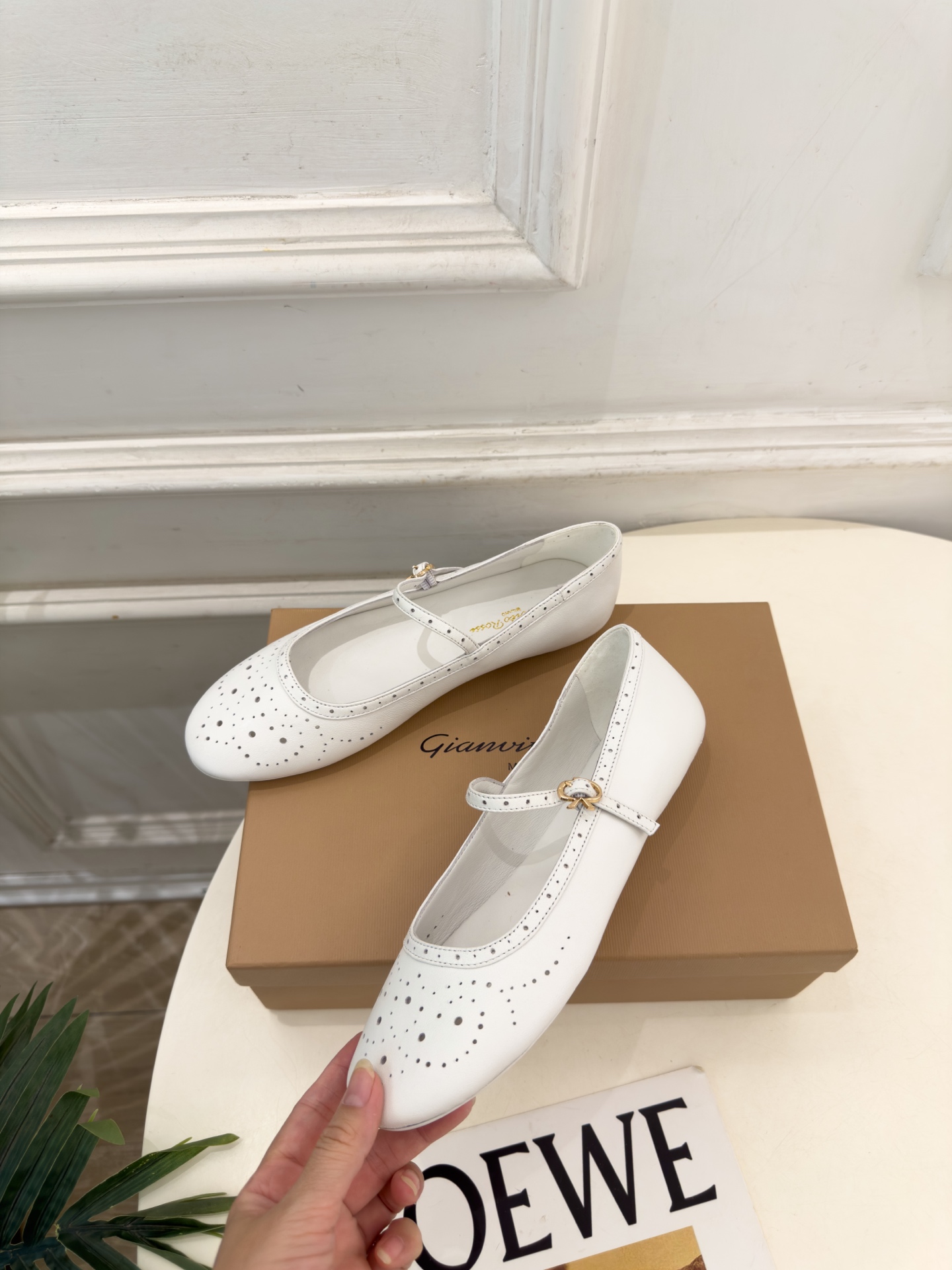 Gianvito Rossi|吉安维托·罗西 26𝐬𝐬 2026秋冬新品 GR雕花玛丽珍芭蕾舞鞋 火爆上新! 这鞋绝对 Gianvito Rossi|吉安维托·罗西 26𝐬𝐬 2026秋冬新品 GR雕花玛丽珍芭蕾舞鞋 火爆上新! 这鞋绝对