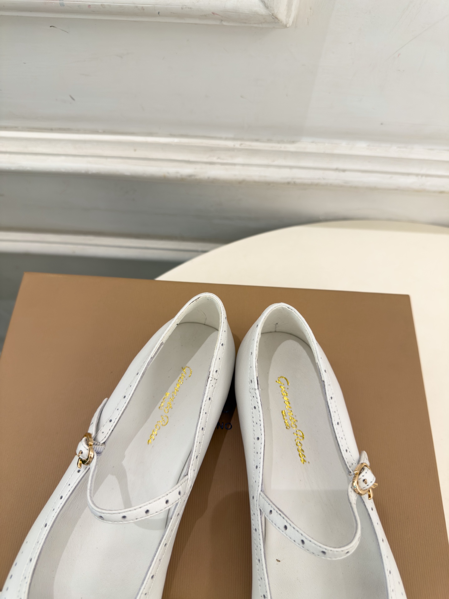 Gianvito Rossi|吉安维托·罗西 26𝐬𝐬 2026秋冬新品 GR雕花玛丽珍芭蕾舞鞋 火爆上新! 这鞋绝对 Gianvito Rossi|吉安维托·罗西 26𝐬𝐬 2026秋冬新品 GR雕花玛丽珍芭蕾舞鞋 火爆上新! 这鞋绝对