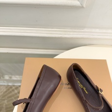 Gianvito Rossi|吉安维托·罗西 26𝐬𝐬 2026秋冬新品 GR雕花玛丽珍芭蕾舞鞋 火爆上新! 这鞋绝对 Gianvito Rossi|吉安维托·罗西 26𝐬𝐬 2026秋冬新品 GR雕花玛丽珍芭蕾舞鞋 火爆上新! 这鞋绝对