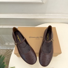 Gianvito Rossi|吉安维托·罗西 26𝐬𝐬 2026秋冬新品 GR雕花玛丽珍芭蕾舞鞋 火爆上新! 这鞋绝对 Gianvito Rossi|吉安维托·罗西 26𝐬𝐬 2026秋冬新品 GR雕花玛丽珍芭蕾舞鞋 火爆上新! 这鞋绝对