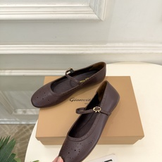 Gianvito Rossi|吉安维托·罗西 26𝐬𝐬 2026秋冬新品 GR雕花玛丽珍芭蕾舞鞋 火爆上新! 这鞋绝对 Gianvito Rossi|吉安维托·罗西 26𝐬𝐬 2026秋冬新品 GR雕花玛丽珍芭蕾舞鞋 火爆上新! 这鞋绝对