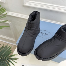 PRADA | 普拉达 26𝐬𝐬 ⭐️今日推荐 2026秋冬新品 经典三角标情侣款羽绒雪地靴 ✔️ ❥ 首席设计 PRADA | 普拉达 26𝐬𝐬 ⭐️今日推荐 2026秋冬新品 经典三角标情侣款羽绒雪地靴 ✔️ ❥ 首席设计
