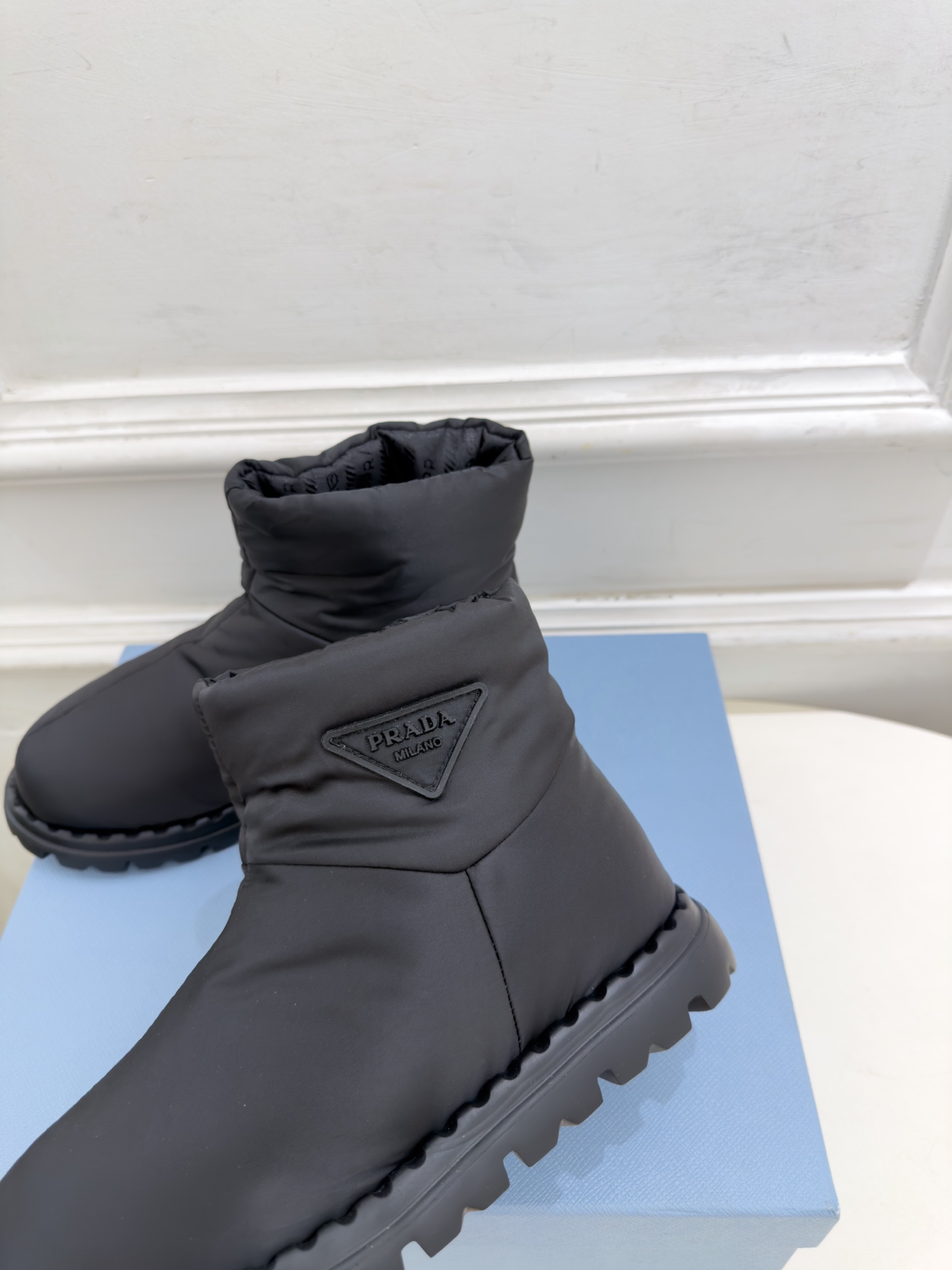 PRADA | 普拉达 26𝐬𝐬 ⭐️今日推荐 2026秋冬新品 经典三角标情侣款羽绒雪地靴 ✔️ ❥ 首席设计 PRADA | 普拉达 26𝐬𝐬 ⭐️今日推荐 2026秋冬新品 经典三角标情侣款羽绒雪地靴 ✔️ ❥ 首席设计