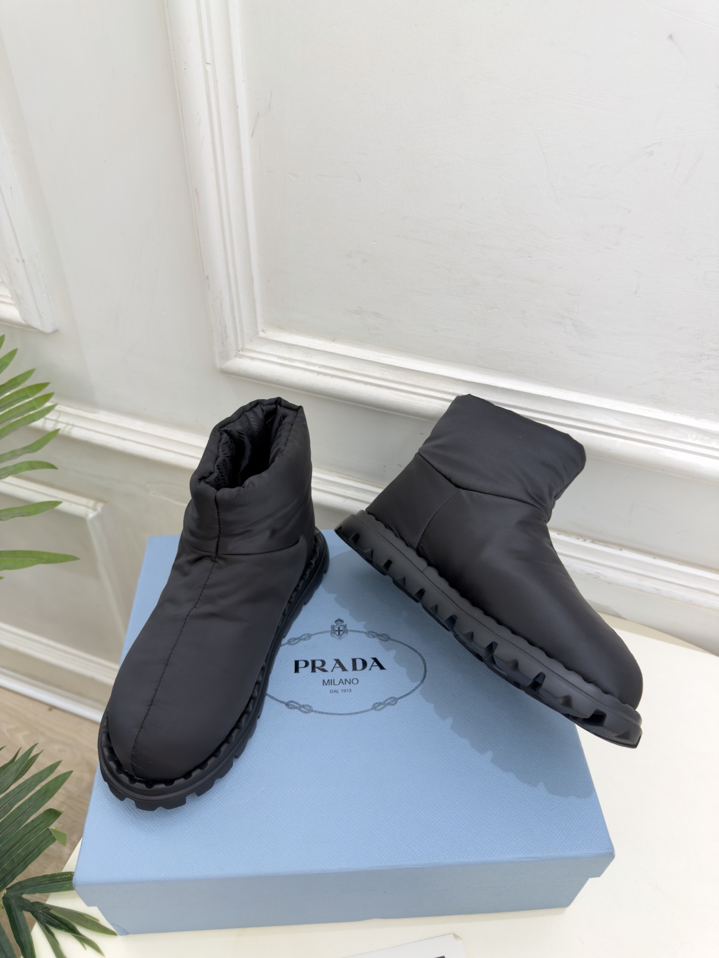PRADA | 普拉达 26𝐬𝐬 ⭐️今日推荐 2026秋冬新品 经典三角标情侣款羽绒雪地靴 ✔️ ❥ 首席设计 PRADA | 普拉达 26𝐬𝐬 ⭐️今日推荐 2026秋冬新品 经典三角标情侣款羽绒雪地靴 ✔️ ❥ 首席设计