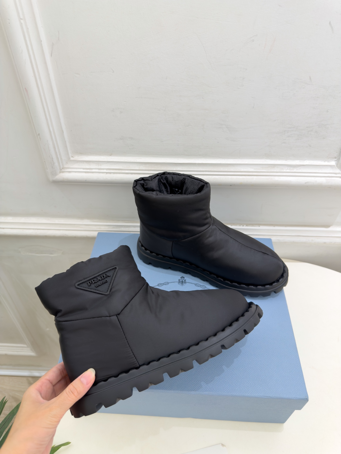 PRADA | 普拉达 26𝐬𝐬 ⭐️今日推荐 2026秋冬新品 经典三角标情侣款羽绒雪地靴 ✔️ ❥ 首席设计 PRADA | 普拉达 26𝐬𝐬 ⭐️今日推荐 2026秋冬新品 经典三角标情侣款羽绒雪地靴 ✔️ ❥ 首席设计
