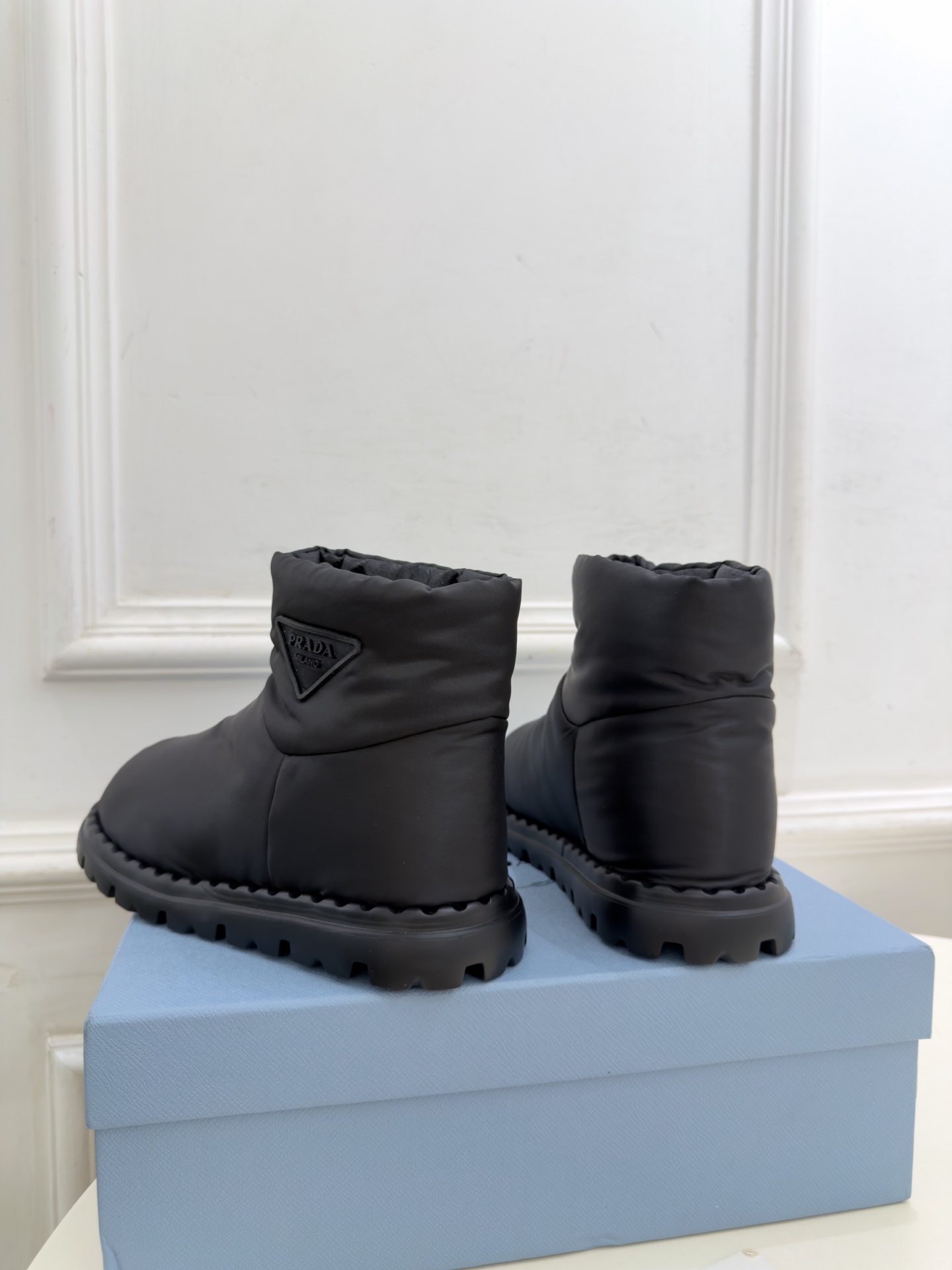 PRADA | 普拉达 26𝐬𝐬 ⭐️今日推荐 2026秋冬新品 经典三角标情侣款羽绒雪地靴 ✔️ ❥ 首席设计 PRADA | 普拉达 26𝐬𝐬 ⭐️今日推荐 2026秋冬新品 经典三角标情侣款羽绒雪地靴 ✔️ ❥ 首席设计