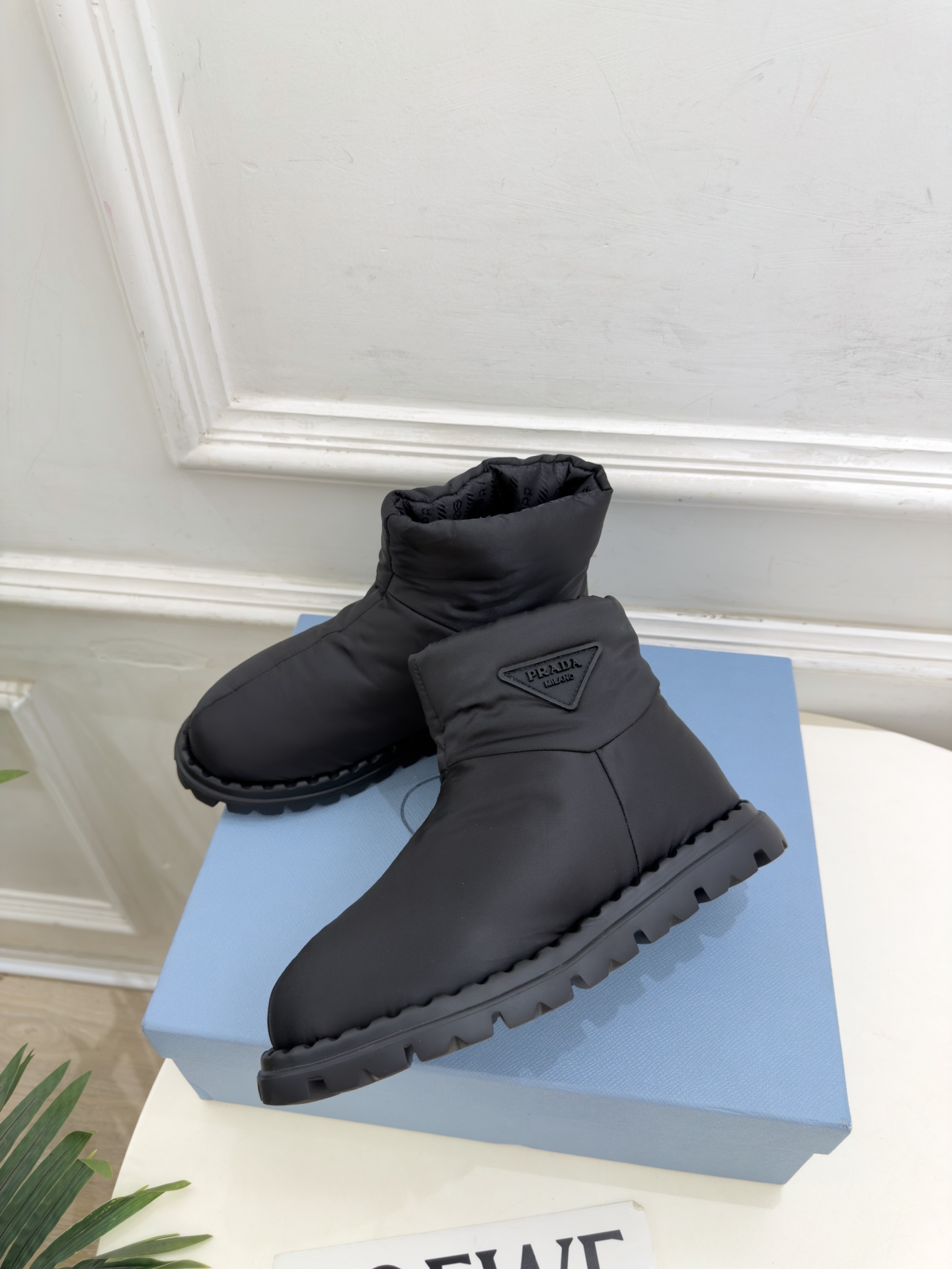 PRADA | 普拉达 26𝐬𝐬 ⭐️今日推荐 2026秋冬新品 经典三角标情侣款羽绒雪地靴 ✔️ ❥ 首席设计 PRADA | 普拉达 26𝐬𝐬 ⭐️今日推荐 2026秋冬新品 经典三角标情侣款羽绒雪地靴 ✔️ ❥ 首席设计