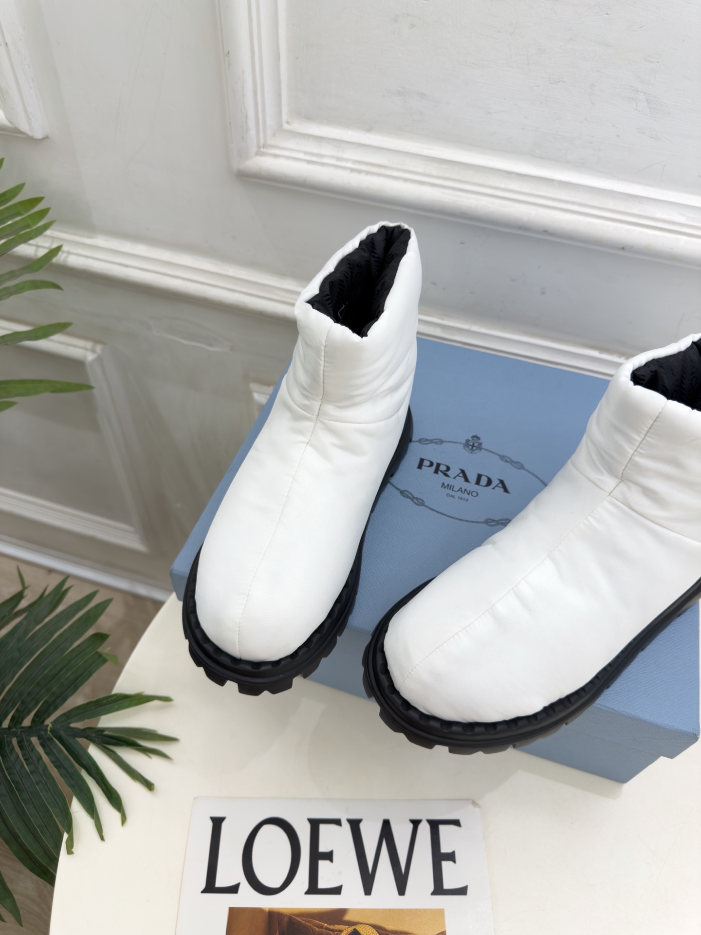 PRADA | 普拉达 26𝐬𝐬 ⭐️今日推荐 2026秋冬新品 经典三角标情侣款羽绒雪地靴 ✔️ ❥ 首席设计 PRADA | 普拉达 26𝐬𝐬 ⭐️今日推荐 2026秋冬新品 经典三角标情侣款羽绒雪地靴 ✔️ ❥ 首席设计