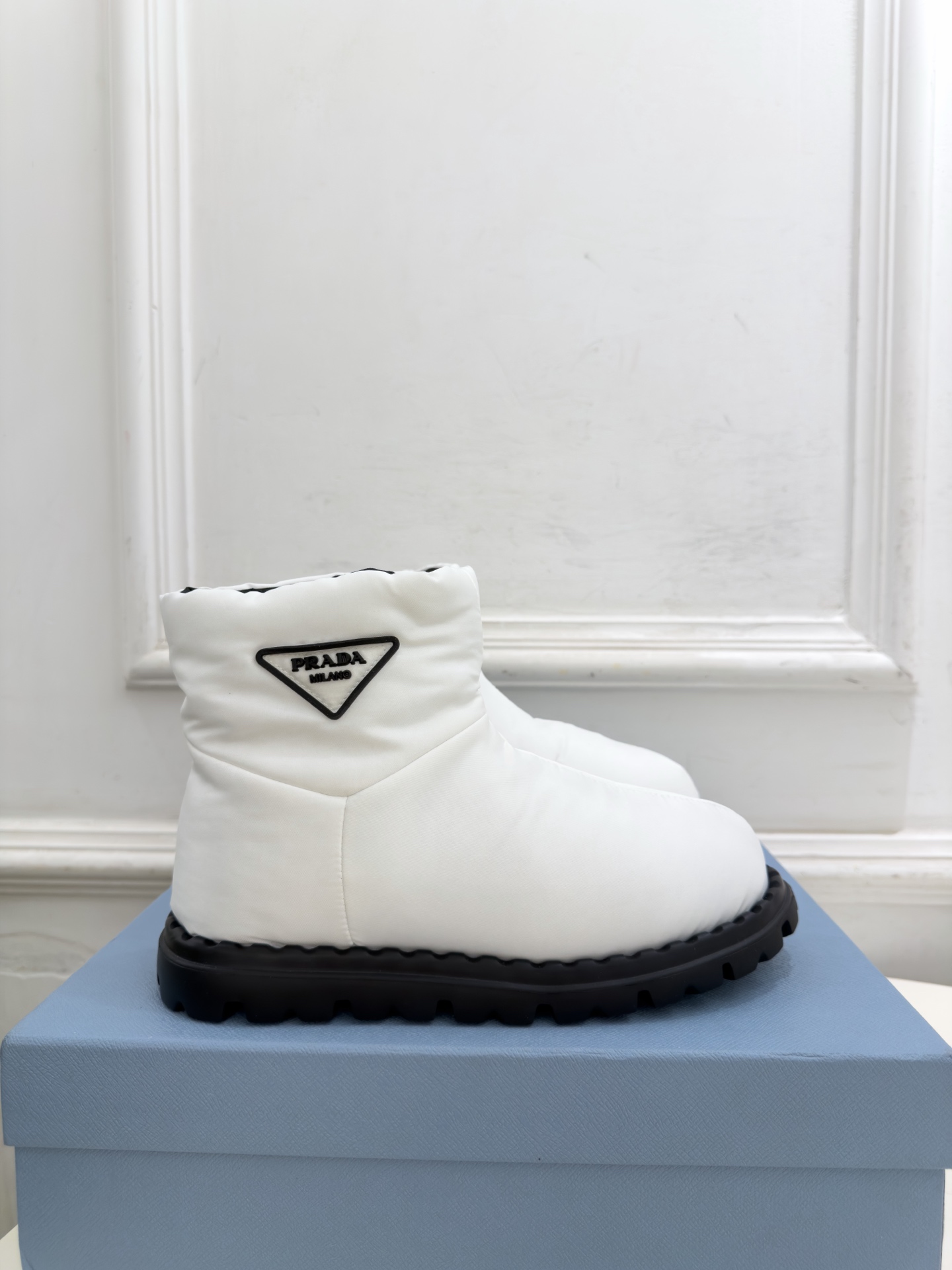 PRADA | 普拉达 26𝐬𝐬 ⭐️今日推荐 2026秋冬新品 经典三角标情侣款羽绒雪地靴 ✔️ ❥ 首席设计 PRADA | 普拉达 26𝐬𝐬 ⭐️今日推荐 2026秋冬新品 经典三角标情侣款羽绒雪地靴 ✔️ ❥ 首席设计