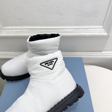 PRADA | 普拉达 26𝐬𝐬 ⭐️今日推荐 2026秋冬新品 经典三角标情侣款羽绒雪地靴 ✔️ ❥ 首席设计 PRADA | 普拉达 26𝐬𝐬 ⭐️今日推荐 2026秋冬新品 经典三角标情侣款羽绒雪地靴 ✔️ ❥ 首席设计