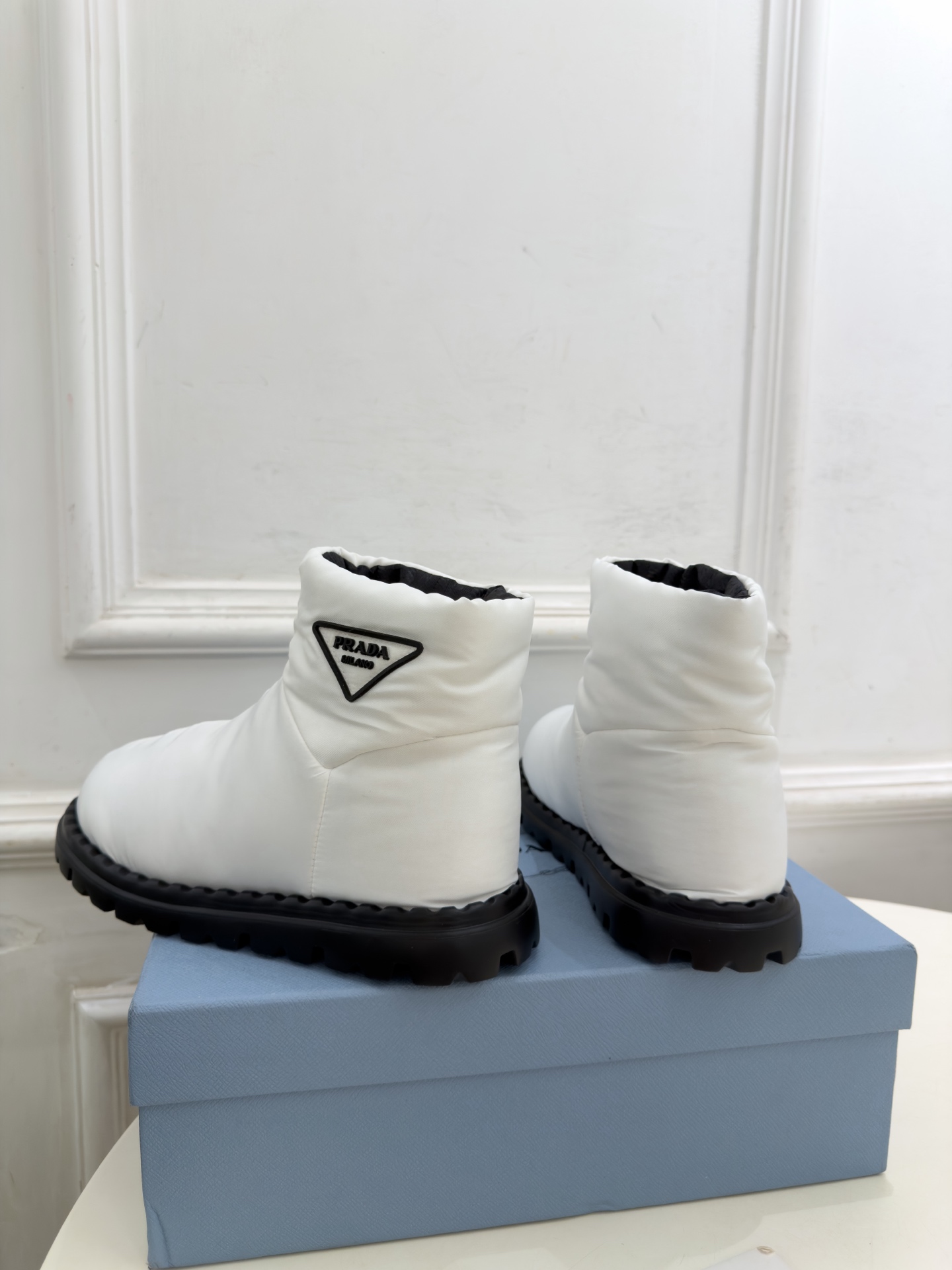 PRADA | 普拉达 26𝐬𝐬 ⭐️今日推荐 2026秋冬新品 经典三角标情侣款羽绒雪地靴 ✔️ ❥ 首席设计 PRADA | 普拉达 26𝐬𝐬 ⭐️今日推荐 2026秋冬新品 经典三角标情侣款羽绒雪地靴 ✔️ ❥ 首席设计