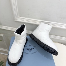 PRADA | 普拉达 26𝐬𝐬 ⭐️今日推荐 2026秋冬新品 经典三角标情侣款羽绒雪地靴 ✔️ ❥ 首席设计 PRADA | 普拉达 26𝐬𝐬 ⭐️今日推荐 2026秋冬新品 经典三角标情侣款羽绒雪地靴 ✔️ ❥ 首席设计