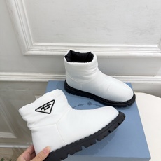 PRADA | 普拉达 26𝐬𝐬 ⭐️今日推荐 2026秋冬新品 经典三角标情侣款羽绒雪地靴 ✔️ ❥ 首席设计 PRADA | 普拉达 26𝐬𝐬 ⭐️今日推荐 2026秋冬新品 经典三角标情侣款羽绒雪地靴 ✔️ ❥ 首席设计