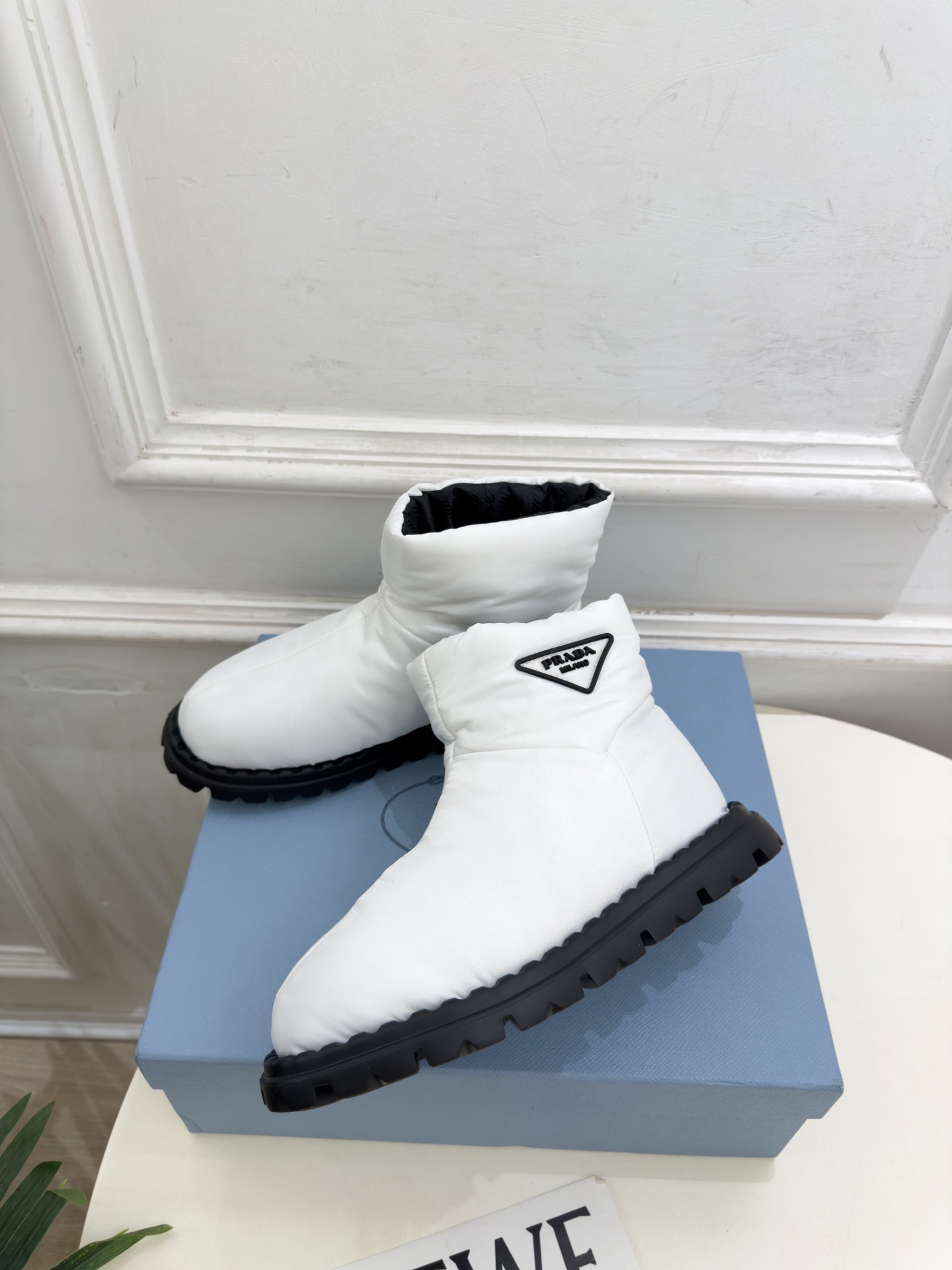 PRADA | 普拉达 26𝐬𝐬 ⭐️今日推荐 2026秋冬新品 经典三角标情侣款羽绒雪地靴 ✔️ ❥ 首席设计 PRADA | 普拉达 26𝐬𝐬 ⭐️今日推荐 2026秋冬新品 经典三角标情侣款羽绒雪地靴 ✔️ ❥ 首席设计