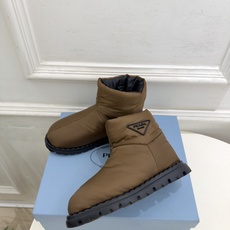 PRADA | 普拉达 26𝐬𝐬 ⭐️今日推荐 2026秋冬新品 经典三角标情侣款羽绒雪地靴 ✔️ ❥ 首席设计 PRADA | 普拉达 26𝐬𝐬 ⭐️今日推荐 2026秋冬新品 经典三角标情侣款羽绒雪地靴 ✔️ ❥ 首席设计