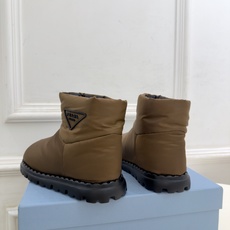 PRADA | 普拉达 26𝐬𝐬 ⭐️今日推荐 2026秋冬新品 经典三角标情侣款羽绒雪地靴 ✔️ ❥ 首席设计 PRADA | 普拉达 26𝐬𝐬 ⭐️今日推荐 2026秋冬新品 经典三角标情侣款羽绒雪地靴 ✔️ ❥ 首席设计