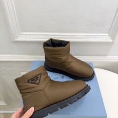 PRADA | 普拉达 26𝐬𝐬 ⭐️今日推荐 2026秋冬新品 经典三角标情侣款羽绒雪地靴 ✔️ ❥ 首席设计 PRADA | 普拉达 26𝐬𝐬 ⭐️今日推荐 2026秋冬新品 经典三角标情侣款羽绒雪地靴 ✔️ ❥ 首席设计