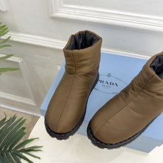 PRADA | 普拉达 26𝐬𝐬 ⭐️今日推荐 2026秋冬新品 经典三角标情侣款羽绒雪地靴 ✔️ ❥ 首席设计 PRADA | 普拉达 26𝐬𝐬 ⭐️今日推荐 2026秋冬新品 经典三角标情侣款羽绒雪地靴 ✔️ ❥ 首席设计