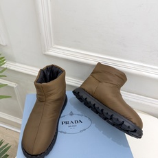 PRADA | 普拉达 26𝐬𝐬 ⭐️今日推荐 2026秋冬新品 经典三角标情侣款羽绒雪地靴 ✔️ ❥ 首席设计 PRADA | 普拉达 26𝐬𝐬 ⭐️今日推荐 2026秋冬新品 经典三角标情侣款羽绒雪地靴 ✔️ ❥ 首席设计