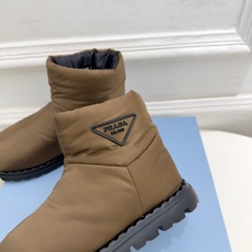 PRADA | 普拉达 26𝐬𝐬 ⭐️今日推荐 2026秋冬新品 经典三角标情侣款羽绒雪地靴 ✔️ ❥ 首席设计 PRADA | 普拉达 26𝐬𝐬 ⭐️今日推荐 2026秋冬新品 经典三角标情侣款羽绒雪地靴 ✔️ ❥ 首席设计