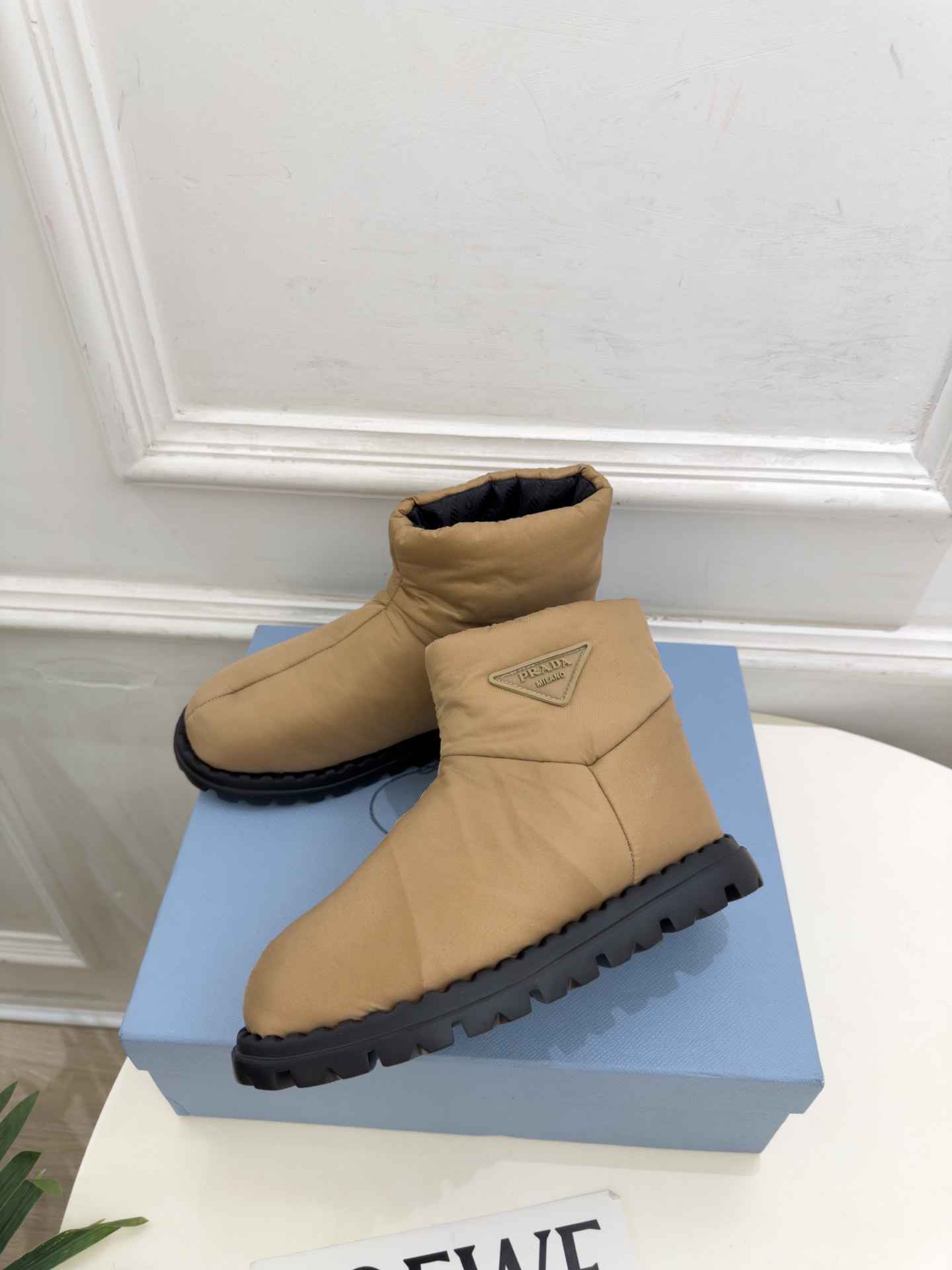 PRADA | 普拉达 26𝐬𝐬 ⭐️今日推荐 2026秋冬新品 经典三角标情侣款羽绒雪地靴 ✔️ ❥ 首席设计 PRADA | 普拉达 26𝐬𝐬 ⭐️今日推荐 2026秋冬新品 经典三角标情侣款羽绒雪地靴 ✔️ ❥ 首席设计