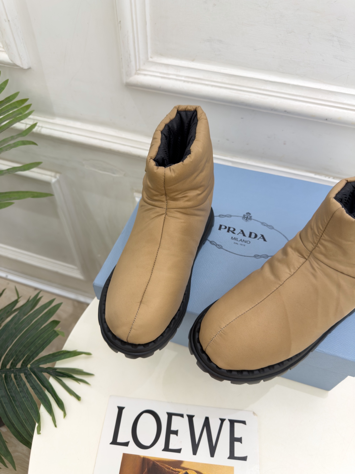 PRADA | 普拉达 26𝐬𝐬 ⭐️今日推荐 2026秋冬新品 经典三角标情侣款羽绒雪地靴 ✔️ ❥ 首席设计 PRADA | 普拉达 26𝐬𝐬 ⭐️今日推荐 2026秋冬新品 经典三角标情侣款羽绒雪地靴 ✔️ ❥ 首席设计