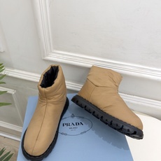 PRADA | 普拉达 26𝐬𝐬 ⭐️今日推荐 2026秋冬新品 经典三角标情侣款羽绒雪地靴 ✔️ ❥ 首席设计 PRADA | 普拉达 26𝐬𝐬 ⭐️今日推荐 2026秋冬新品 经典三角标情侣款羽绒雪地靴 ✔️ ❥ 首席设计