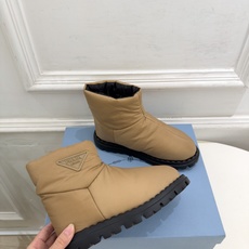 PRADA | 普拉达 26𝐬𝐬 ⭐️今日推荐 2026秋冬新品 经典三角标情侣款羽绒雪地靴 ✔️ ❥ 首席设计 PRADA | 普拉达 26𝐬𝐬 ⭐️今日推荐 2026秋冬新品 经典三角标情侣款羽绒雪地靴 ✔️ ❥ 首席设计