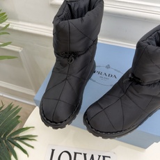 PRADA | 普拉达 26𝐬𝐬 ⭐️今日推荐 2026秋冬新品 经典三角标情侣款羽绒雪地靴 中筒靴✔️ ❥ 首 PRADA | 普拉达 26𝐬𝐬 ⭐️今日推荐 2026秋冬新品 经典三角标情侣款羽绒雪地靴 中筒靴✔️ ❥ 首