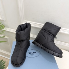 PRADA | 普拉达 26𝐬𝐬 ⭐️今日推荐 2026秋冬新品 经典三角标情侣款羽绒雪地靴 中筒靴✔️ ❥ 首 PRADA | 普拉达 26𝐬𝐬 ⭐️今日推荐 2026秋冬新品 经典三角标情侣款羽绒雪地靴 中筒靴✔️ ❥ 首