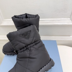 PRADA | 普拉达 26𝐬𝐬 ⭐️今日推荐 2026秋冬新品 经典三角标情侣款羽绒雪地靴 中筒靴✔️ ❥ 首 PRADA | 普拉达 26𝐬𝐬 ⭐️今日推荐 2026秋冬新品 经典三角标情侣款羽绒雪地靴 中筒靴✔️ ❥ 首