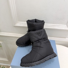 PRADA | 普拉达 26𝐬𝐬 ⭐️今日推荐 2026秋冬新品 经典三角标情侣款羽绒雪地靴 中筒靴✔️ ❥ 首 PRADA | 普拉达 26𝐬𝐬 ⭐️今日推荐 2026秋冬新品 经典三角标情侣款羽绒雪地靴 中筒靴✔️ ❥ 首