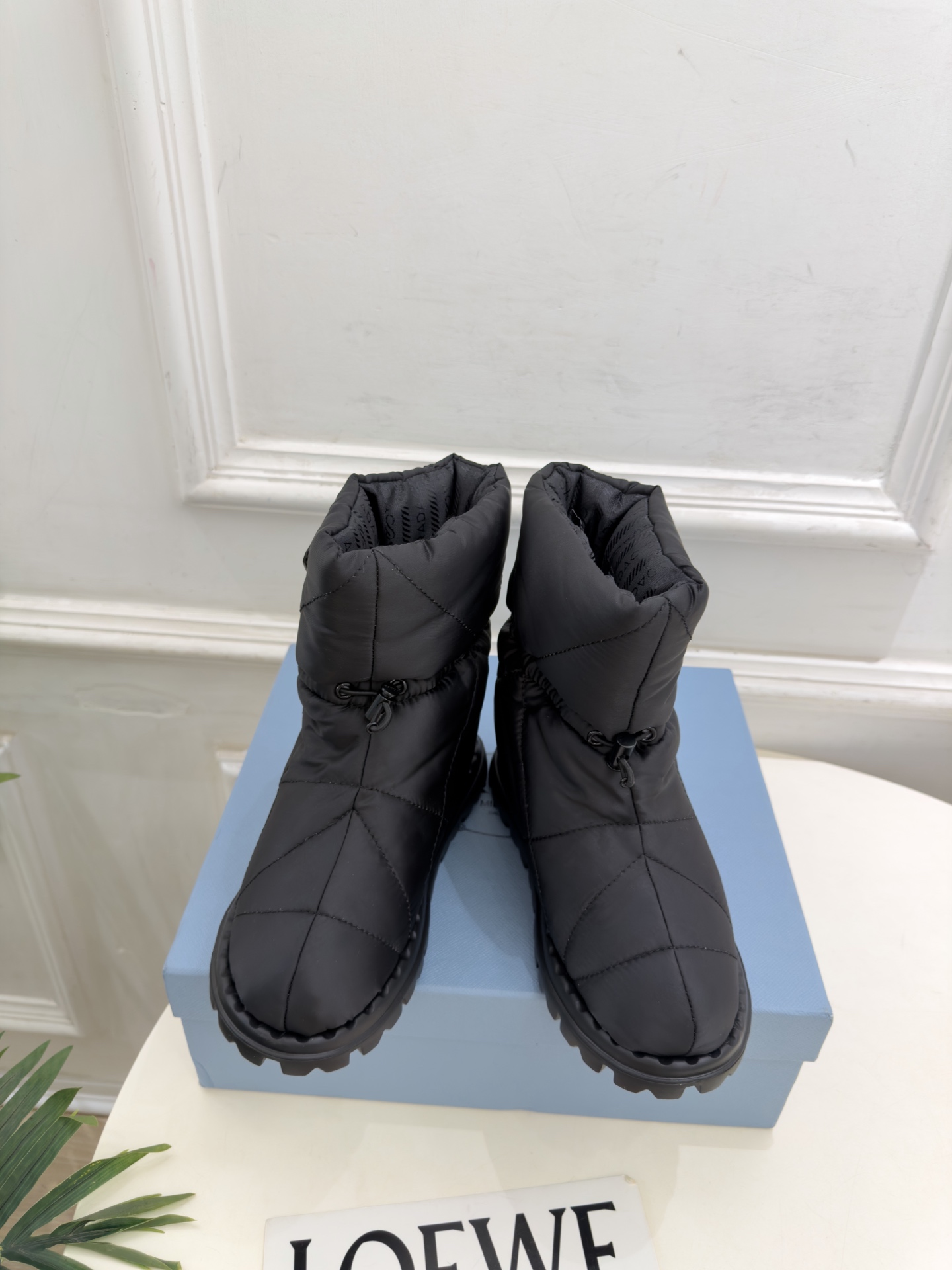 PRADA  |  普拉达 26𝐬𝐬  ⭐️今日推荐 2026秋冬新品  经典三角标情侣款羽绒雪地靴 中筒靴✔️ ❥ 首