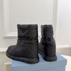 PRADA | 普拉达 26𝐬𝐬 ⭐️今日推荐 2026秋冬新品 经典三角标情侣款羽绒雪地靴 中筒靴✔️ ❥ 首 PRADA | 普拉达 26𝐬𝐬 ⭐️今日推荐 2026秋冬新品 经典三角标情侣款羽绒雪地靴 中筒靴✔️ ❥ 首