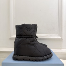 PRADA | 普拉达 26𝐬𝐬 ⭐️今日推荐 2026秋冬新品 经典三角标情侣款羽绒雪地靴 中筒靴✔️ ❥ 首 PRADA | 普拉达 26𝐬𝐬 ⭐️今日推荐 2026秋冬新品 经典三角标情侣款羽绒雪地靴 中筒靴✔️ ❥ 首
