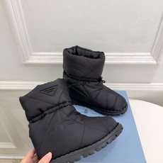 PRADA | 普拉达 26𝐬𝐬 ⭐️今日推荐 2026秋冬新品 经典三角标情侣款羽绒雪地靴 中筒靴✔️ ❥ 首 PRADA | 普拉达 26𝐬𝐬 ⭐️今日推荐 2026秋冬新品 经典三角标情侣款羽绒雪地靴 中筒靴✔️ ❥ 首