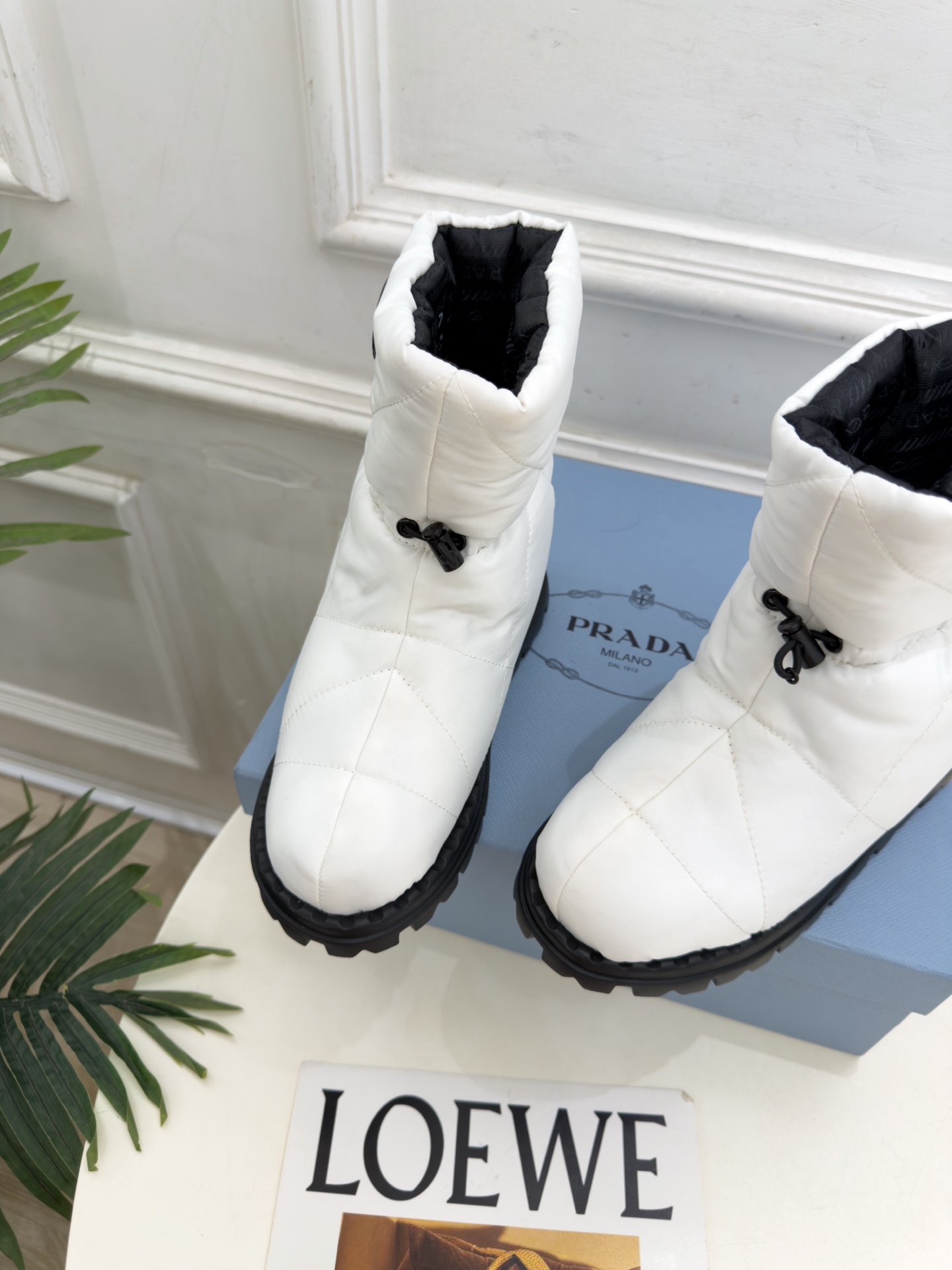 PRADA  |  普拉达 26𝐬𝐬  ⭐️今日推荐 2026秋冬新品  经典三角标情侣款羽绒雪地靴 中筒靴✔️ ❥ 首