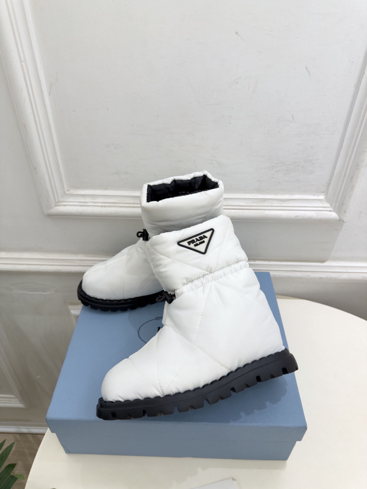 PRADA  |  普拉达 26𝐬𝐬  ⭐️今日推荐 2026秋冬新品  经典三角标情侣款羽绒雪地靴 中筒靴✔️ ❥ 首