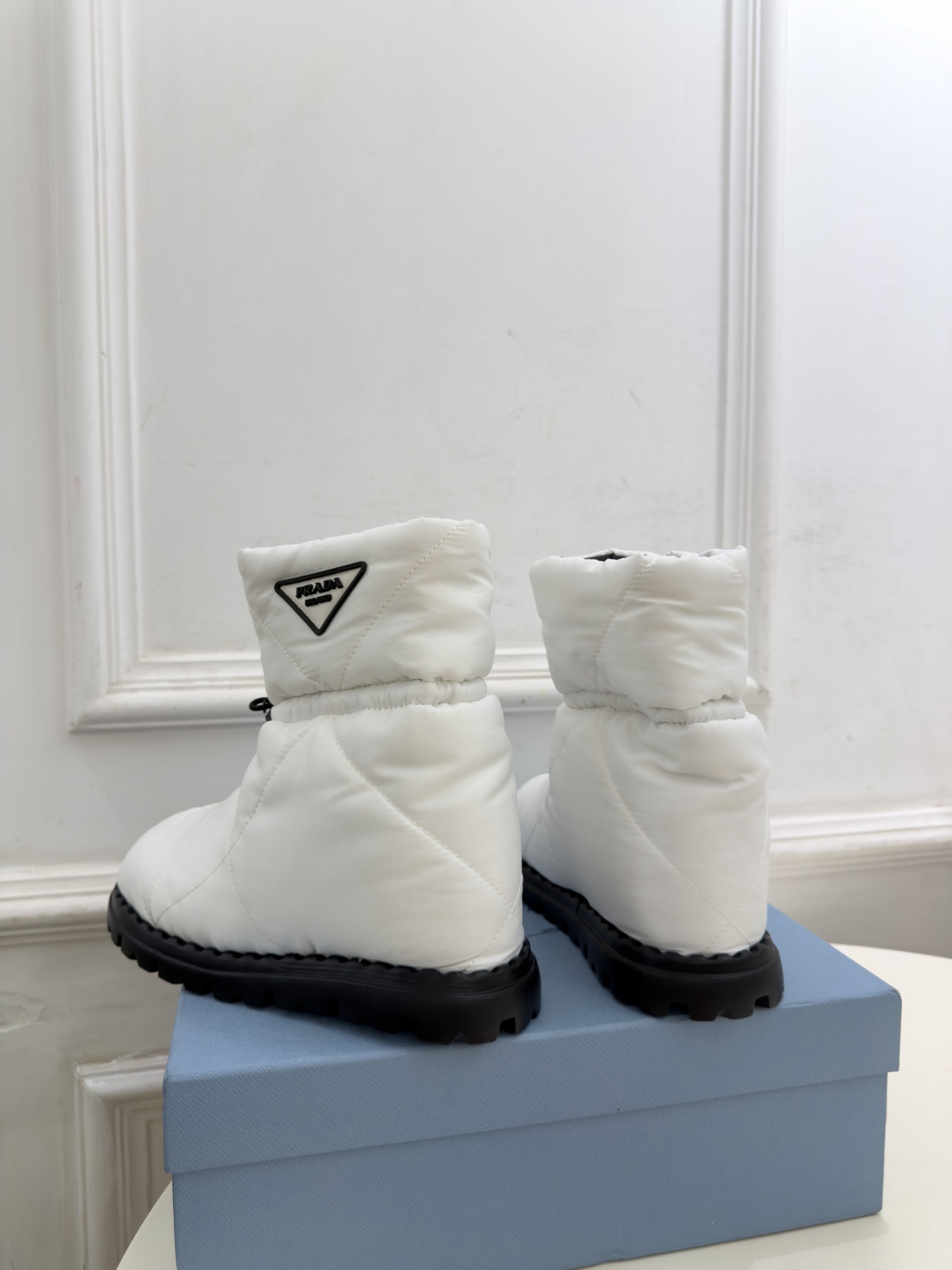 PRADA  |  普拉达 26𝐬𝐬  ⭐️今日推荐 2026秋冬新品  经典三角标情侣款羽绒雪地靴 中筒靴✔️ ❥ 首