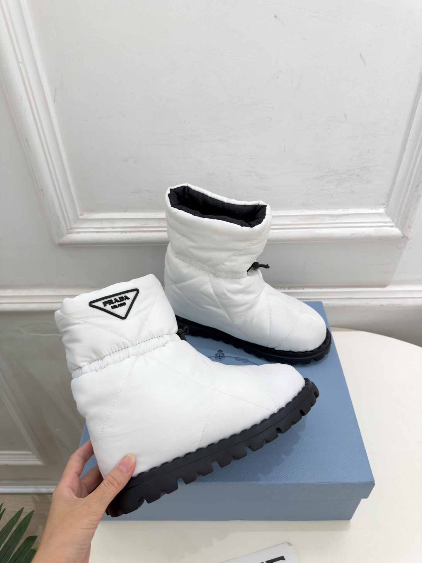 PRADA  |  普拉达 26𝐬𝐬  ⭐️今日推荐 2026秋冬新品  经典三角标情侣款羽绒雪地靴 中筒靴✔️ ❥ 首