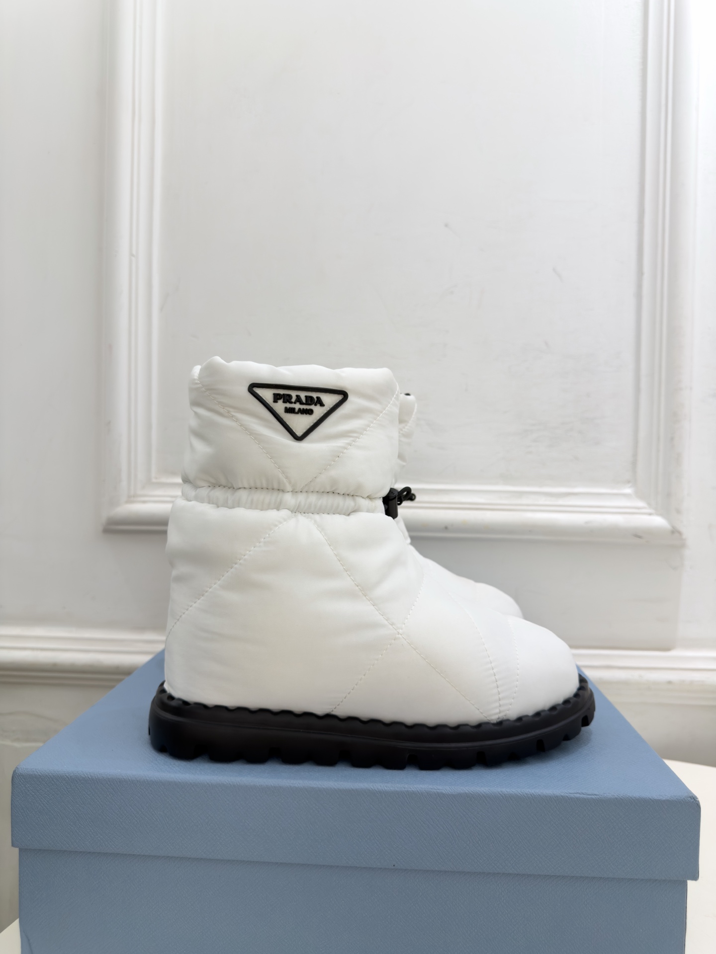PRADA  |  普拉达 26𝐬𝐬  ⭐️今日推荐 2026秋冬新品  经典三角标情侣款羽绒雪地靴 中筒靴✔️ ❥ 首