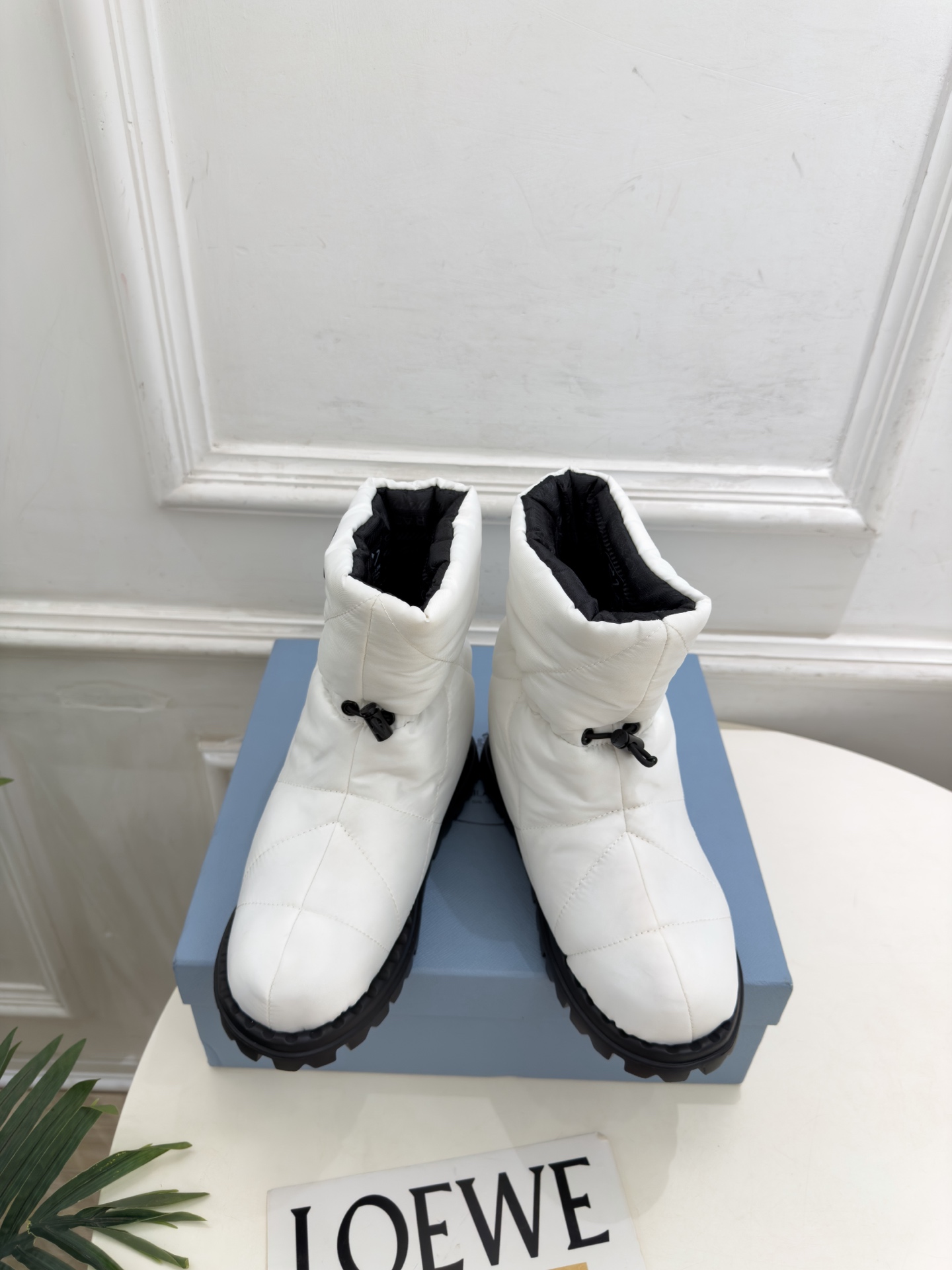 PRADA  |  普拉达 26𝐬𝐬  ⭐️今日推荐 2026秋冬新品  经典三角标情侣款羽绒雪地靴 中筒靴✔️ ❥ 首