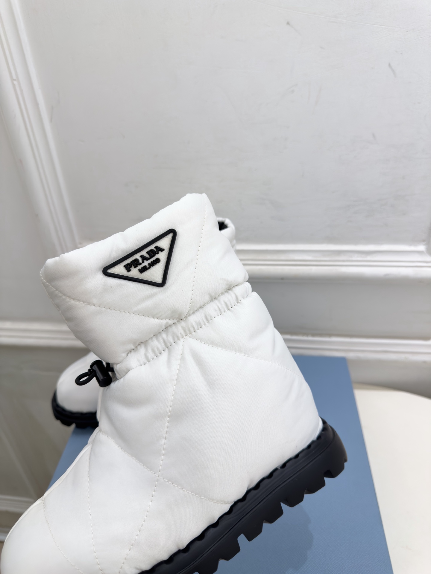 PRADA  |  普拉达 26𝐬𝐬  ⭐️今日推荐 2026秋冬新品  经典三角标情侣款羽绒雪地靴 中筒靴✔️ ❥ 首