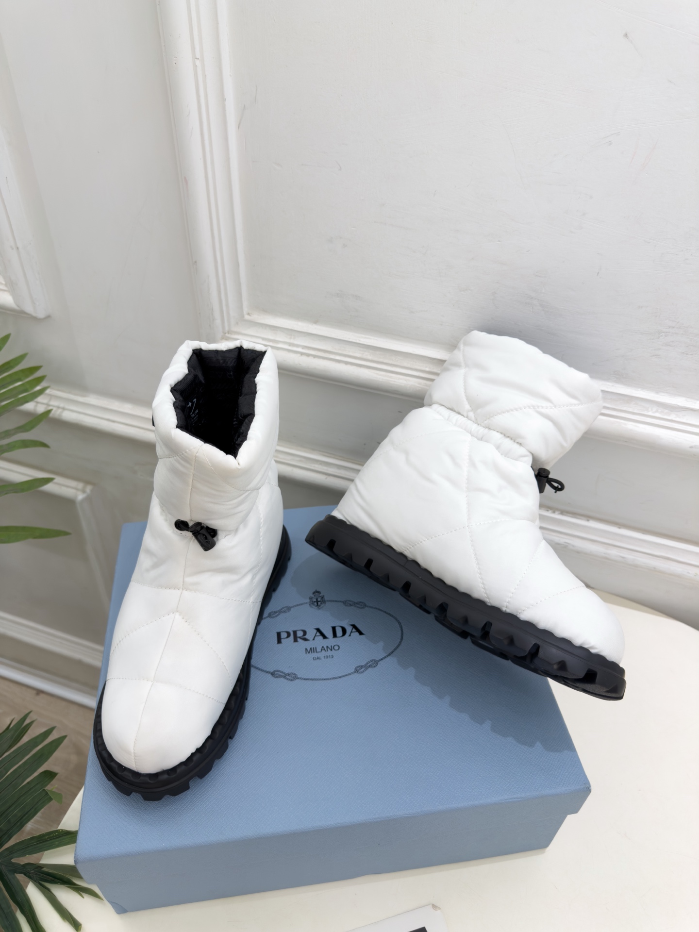 PRADA  |  普拉达 26𝐬𝐬  ⭐️今日推荐 2026秋冬新品  经典三角标情侣款羽绒雪地靴 中筒靴✔️ ❥ 首
