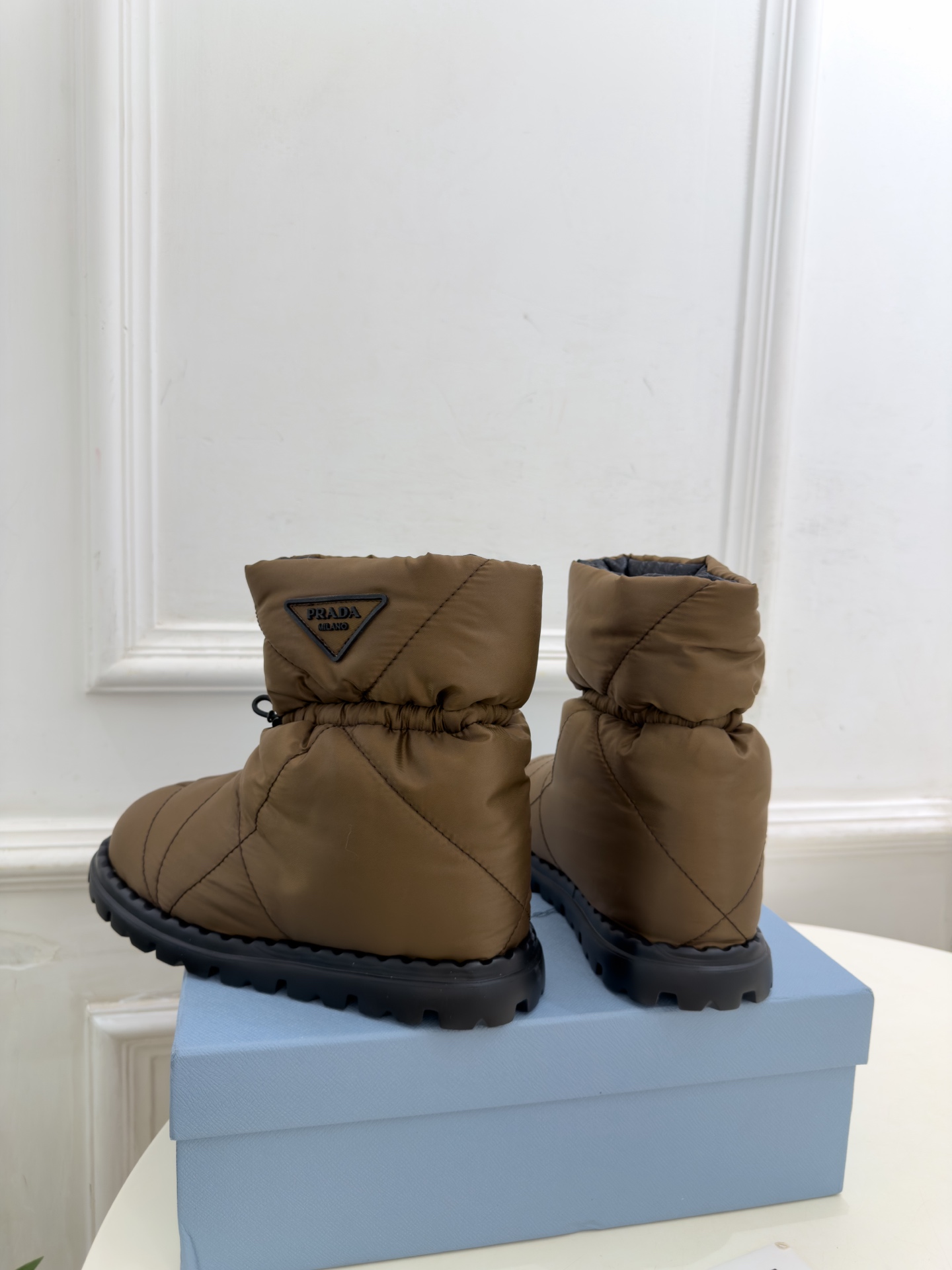 PRADA  |  普拉达 26𝐬𝐬  ⭐️今日推荐 2026秋冬新品  经典三角标情侣款羽绒雪地靴 中筒靴✔️ ❥ 首